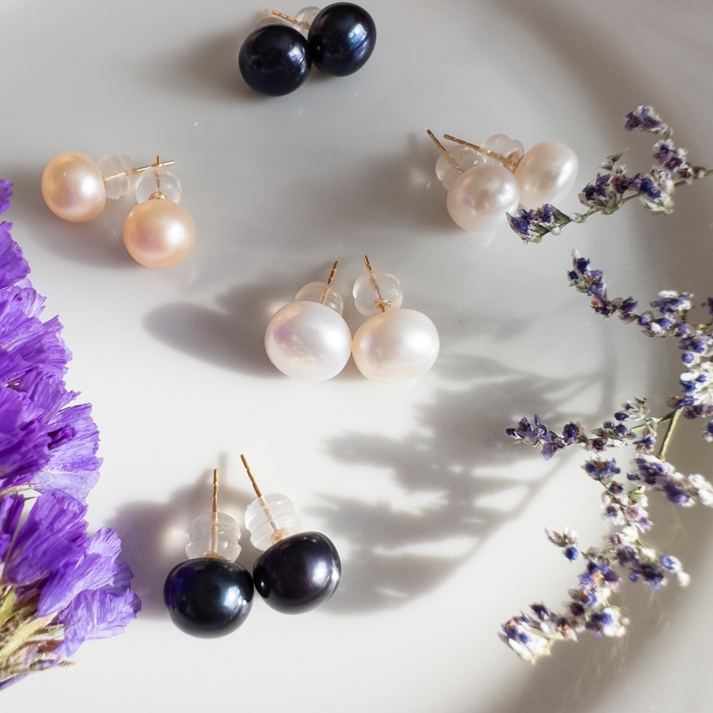 Natural fresh water pearl/ solid gold earrings/studs. New, in box